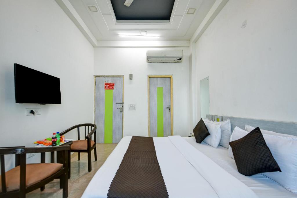TV a/nebo společenská místnost v ubytování Hotel Cladis Near Sector 15 Metro