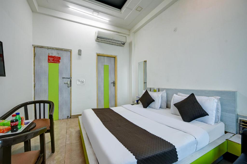 Postel nebo postele na pokoji v ubytování Hotel Cladis Near Sector 15 Metro