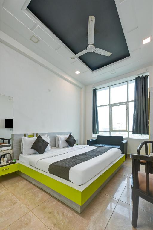 Postel nebo postele na pokoji v ubytování Hotel Cladis Near Sector 15 Metro