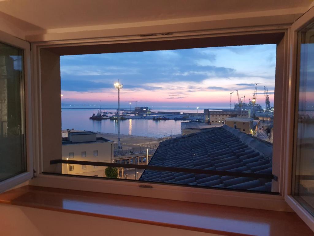 アンコーナにあるLa Finestra sul Porto Apartmentの港の景色を望む窓