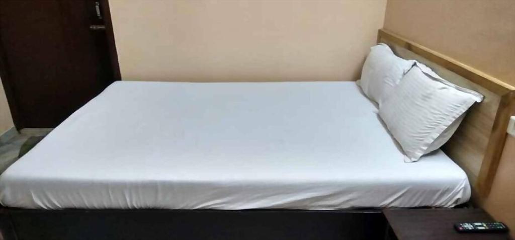 Postel nebo postele na pokoji v ubytování EMPIRE INN HOTEL