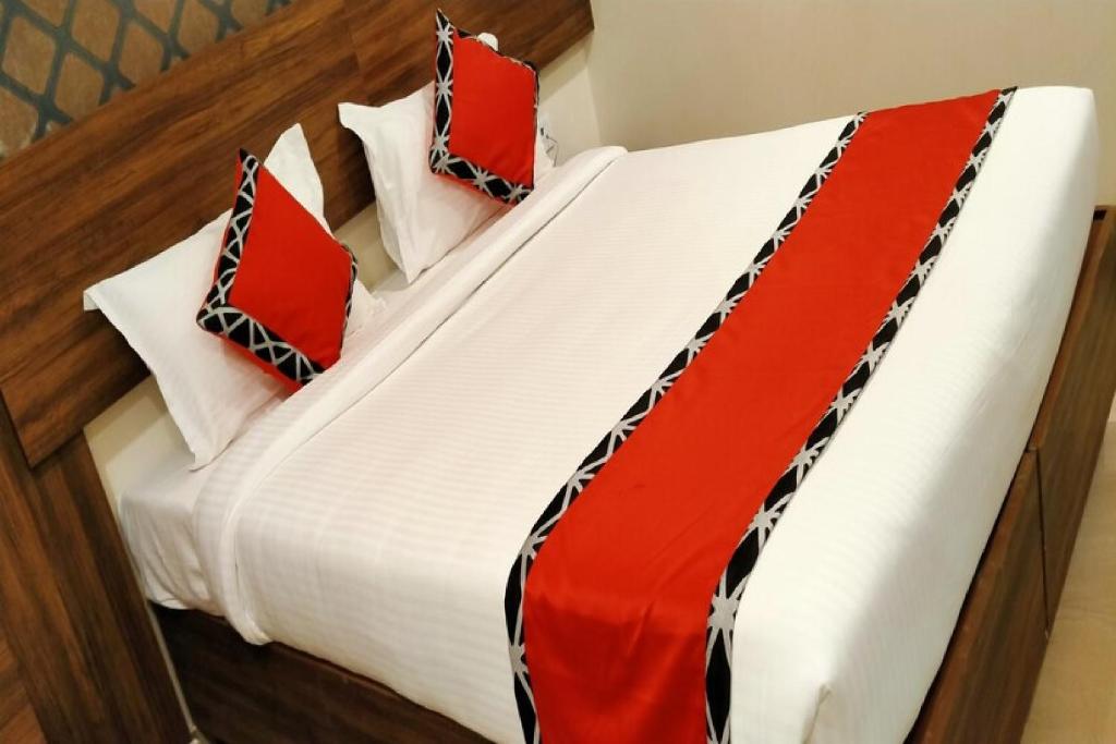 Postel nebo postele na pokoji v ubytování EMPIRE INN HOTEL
