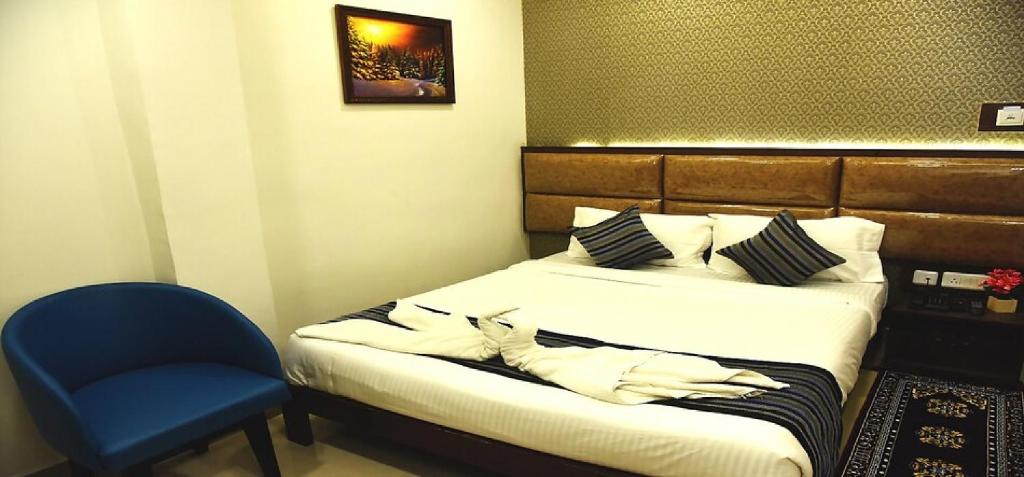 Postel nebo postele na pokoji v ubytování EMPIRE INN HOTEL