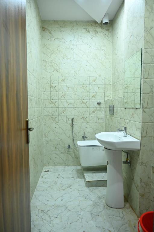 Koupelna v ubytování HOTEL DEV KRIPA Datia