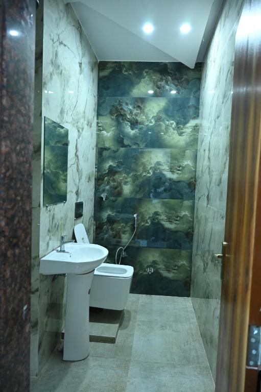 Koupelna v ubytování HOTEL DEV KRIPA Datia