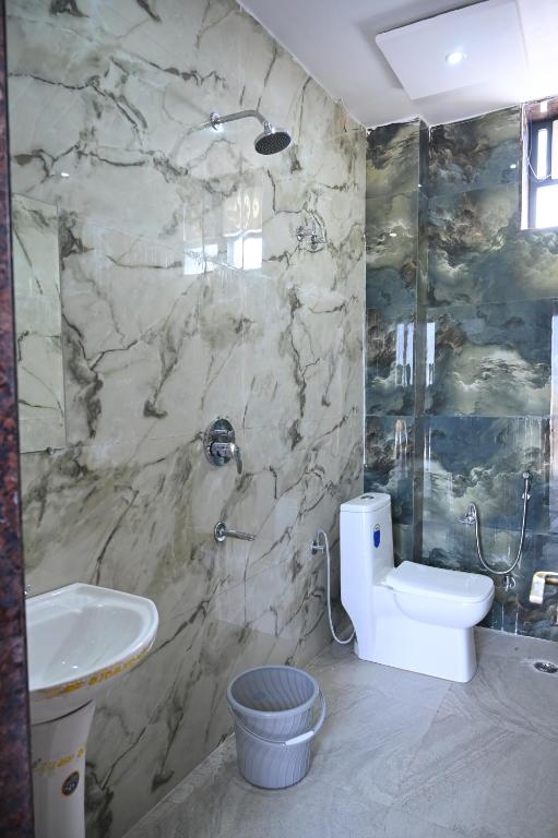 Koupelna v ubytování HOTEL DEV KRIPA Datia