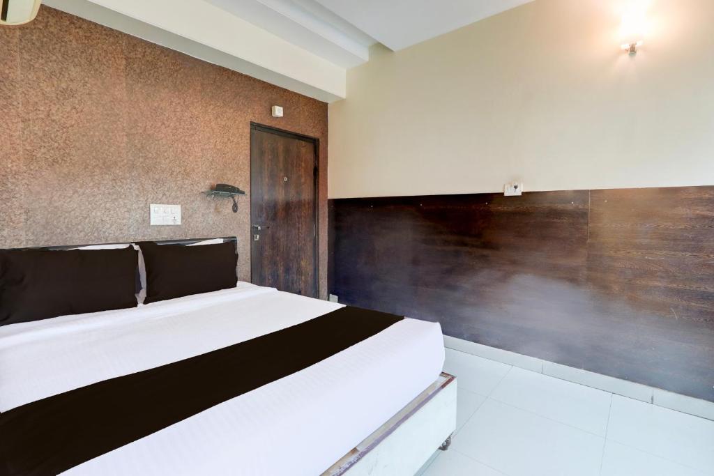 Postel nebo postele na pokoji v ubytování Super Townhouse Oak Madhapur formerly Nera Regency