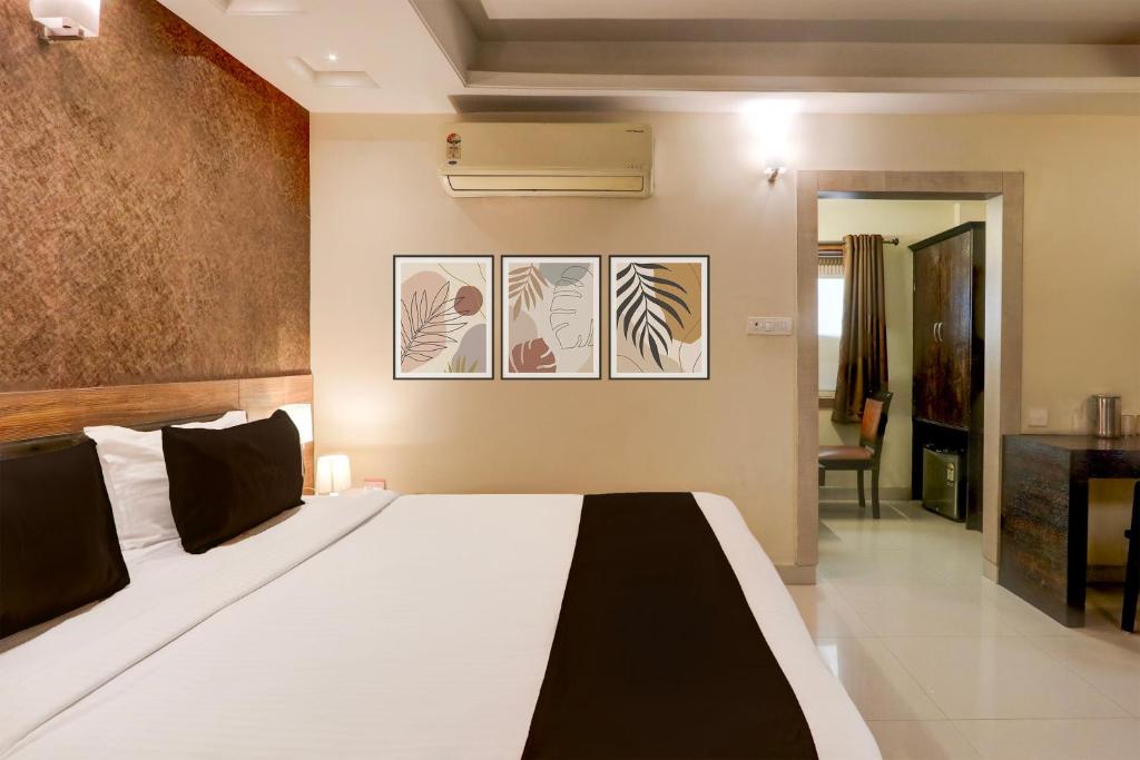 Postel nebo postele na pokoji v ubytování Super Townhouse Oak Madhapur formerly Nera Regency