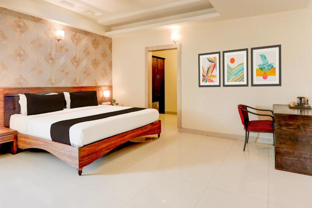 Postel nebo postele na pokoji v ubytování Super Townhouse Oak Madhapur formerly Nera Regency