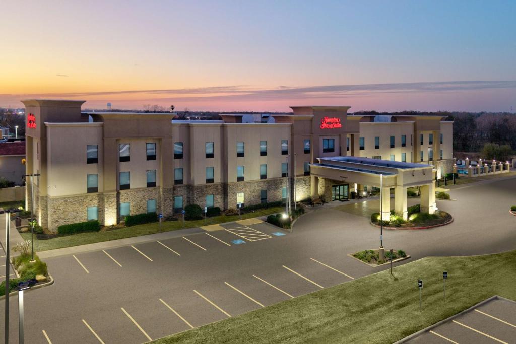 un estacionamiento vacío frente a un hospital en Hampton Inn and Suites Lake Jackson-Clute, en Clute