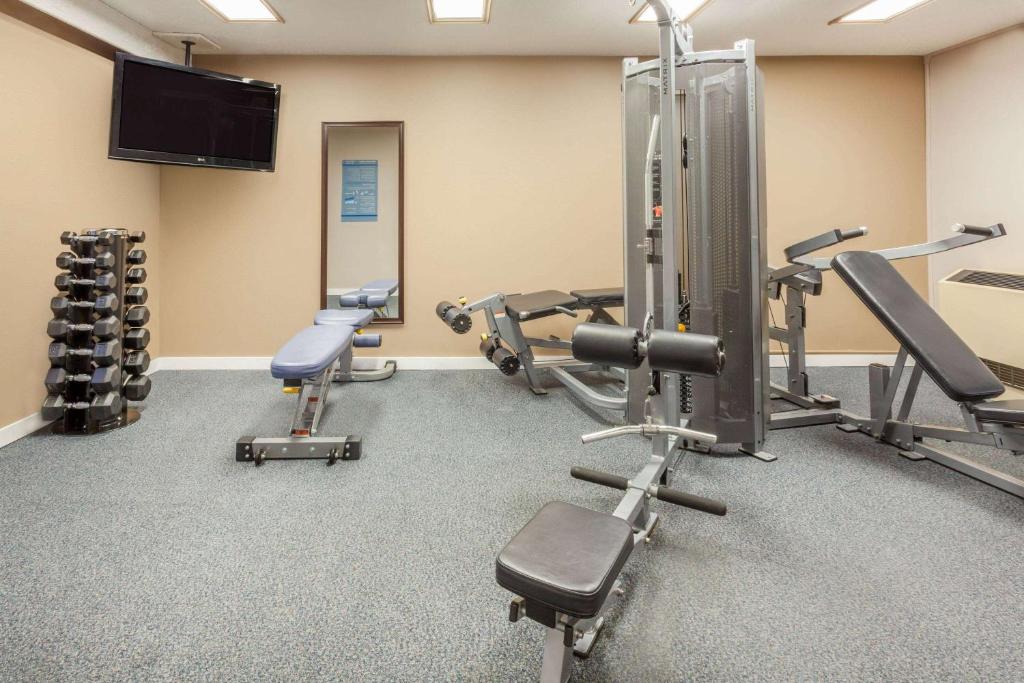Fitness centrum a/nebo fitness zařízení v ubytování Baymont by Wyndham Red Deer