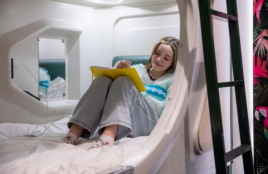 
Private Single Pod in Female Only 8 Share Room
