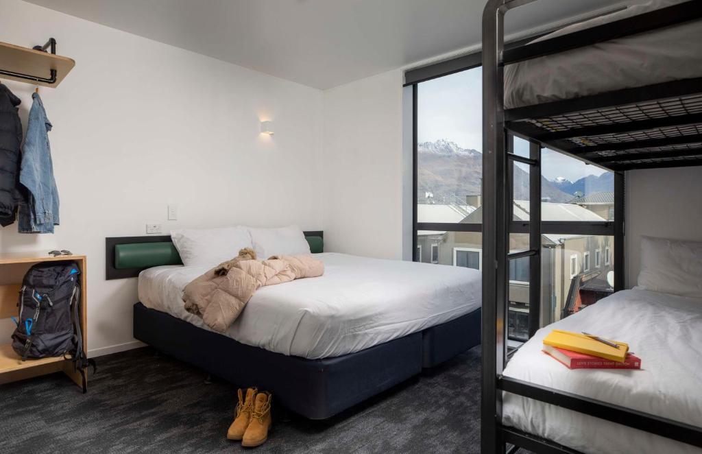 Postel nebo postele na pokoji v ubytování LyLo Queenstown