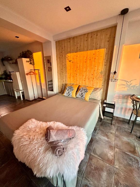 A bed or beds in a room at Sunshine loft