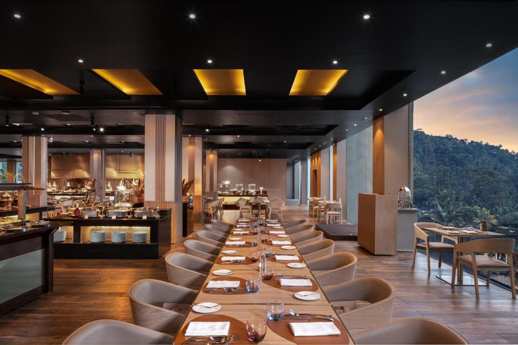 The Golden Crown Hotel - 4