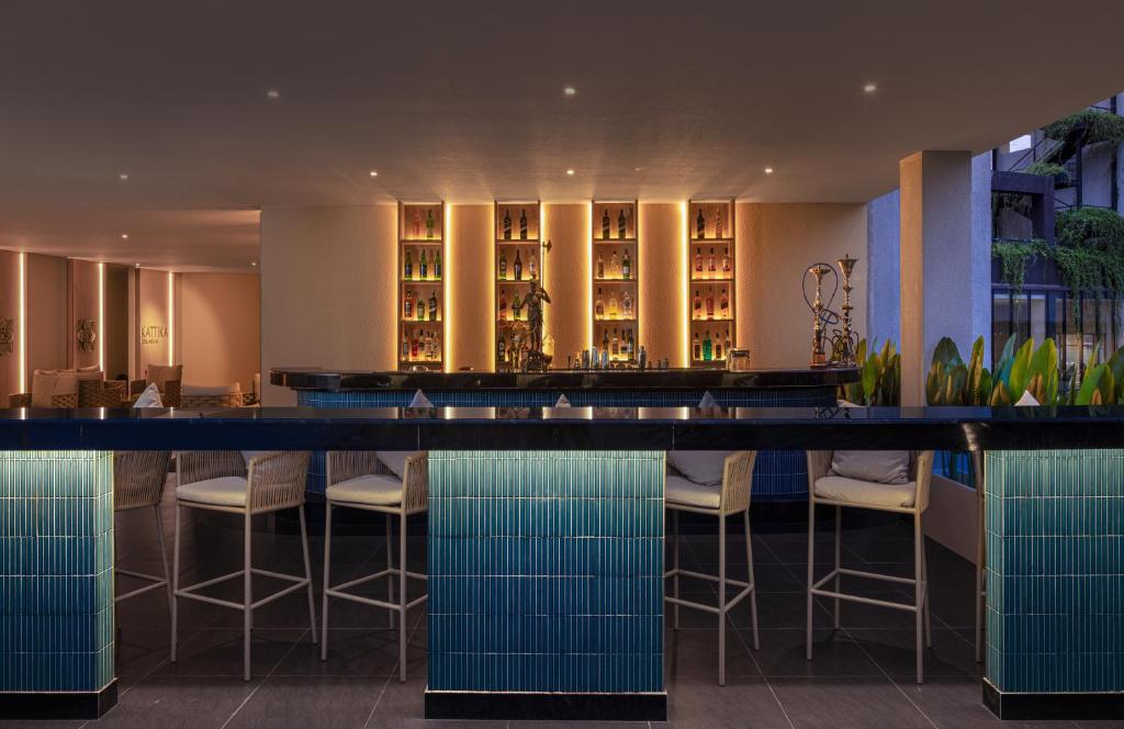 The Golden Crown Hotel - 10