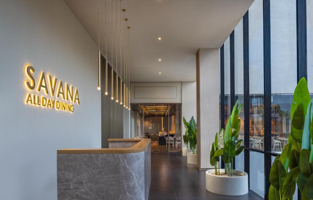 The Golden Crown Hotel - 7