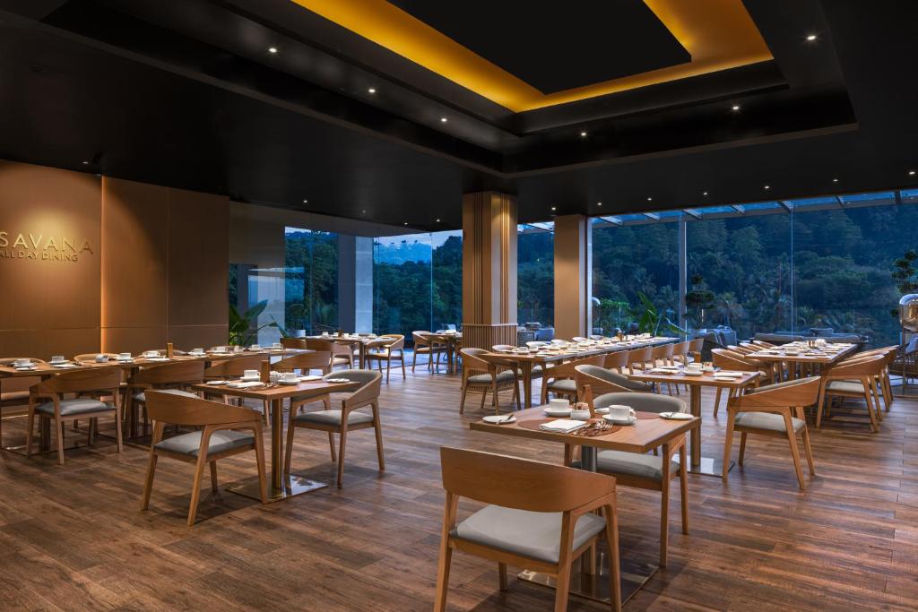 The Golden Crown Hotel - 6