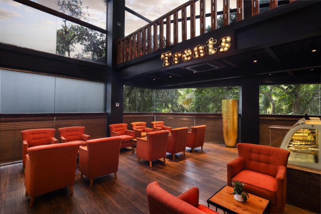 The Golden Crown Hotel - 8