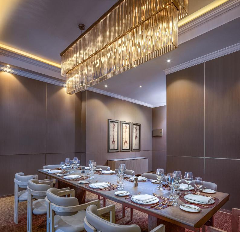 The Golden Crown Hotel - 11