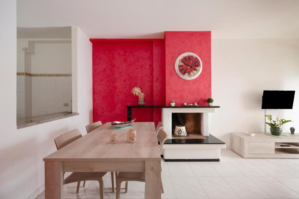 un soggiorno con tavolo e camino di Casa di Titina a Otranto a Otranto