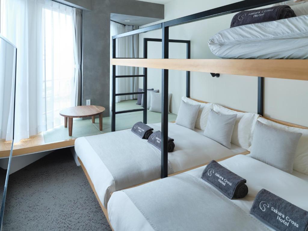 Postel nebo postele na pokoji v ubytování Sakura Cross Hotel Ueno Iriya Annex