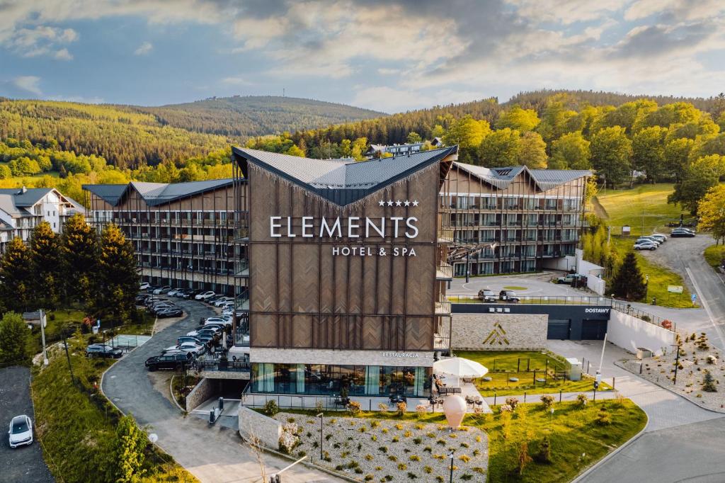 widok z powietrza na wejście do hotelu elgemont w obiekcie Elements Hotel&Spa w Świeradowie Zdroju