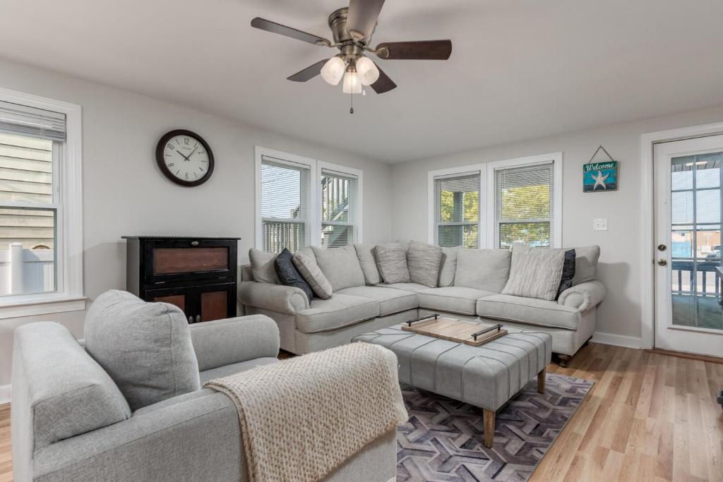 un salon avec un canapé et un ventilateur de plafond dans l'établissement Copacabana Beach house 5 bedrooms downtown OCMD, à Ocean City