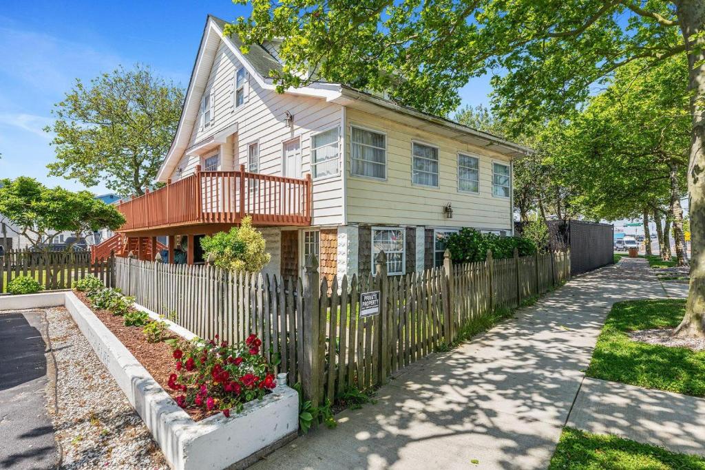 een huis met een houten hek bij OC Downtown Dream Home in Ocean City