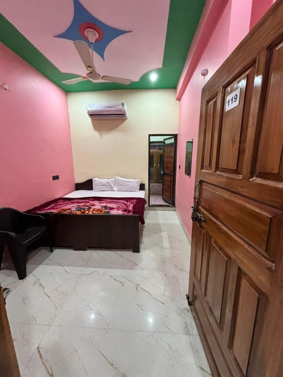 Postel nebo postele na pokoji v ubytování Chandrika palace 500 meter from ayodhya railway and ram mandir