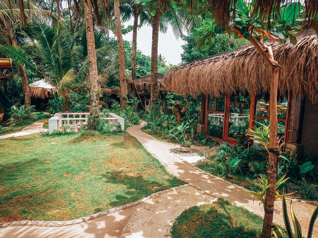 Zahrada ubytování ShakaBrah Beachfront Surf Skate Hostel
