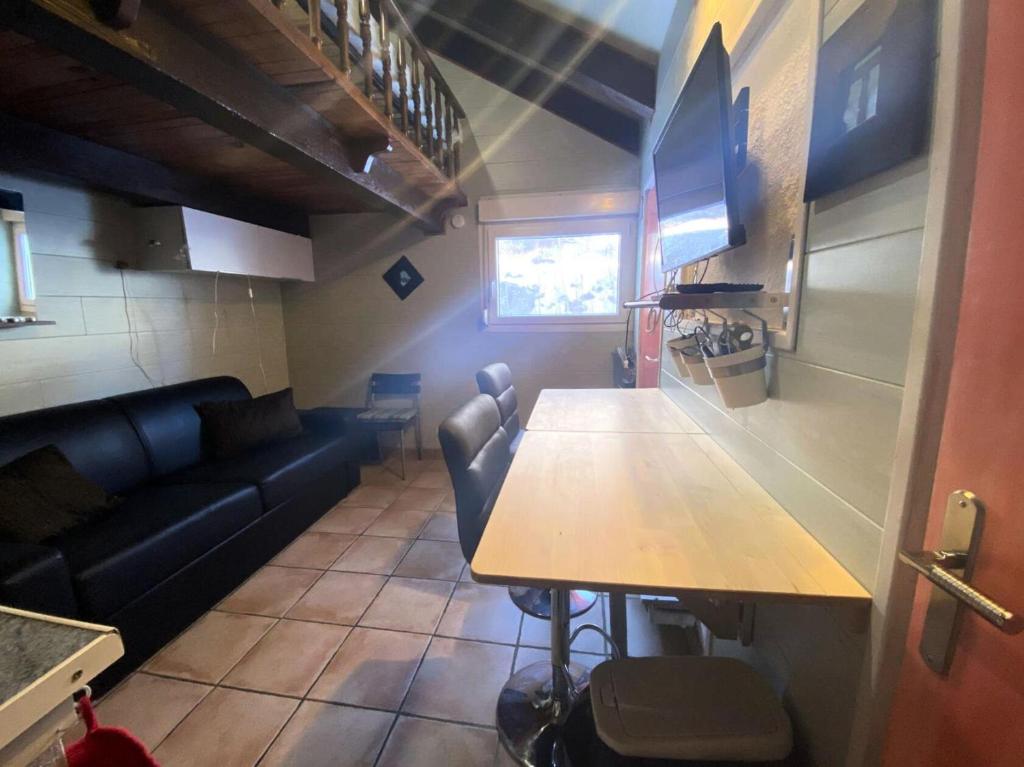 un salon avec une table en bois et un canapé dans l'établissement Résidence Diamant 1 - Joli appartement de 3 couchages dans le cœur de la station des Deux Alpes MAE-2311, à Vénosc
