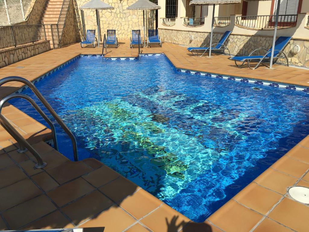Bazén v ubytovaní Apartamentos Turísticos Mirador Del Mar alebo v jeho blízkosti
