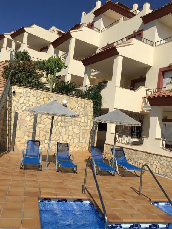 Bazén v ubytovaní Apartamentos Turísticos Mirador Del Mar alebo v jeho blízkosti