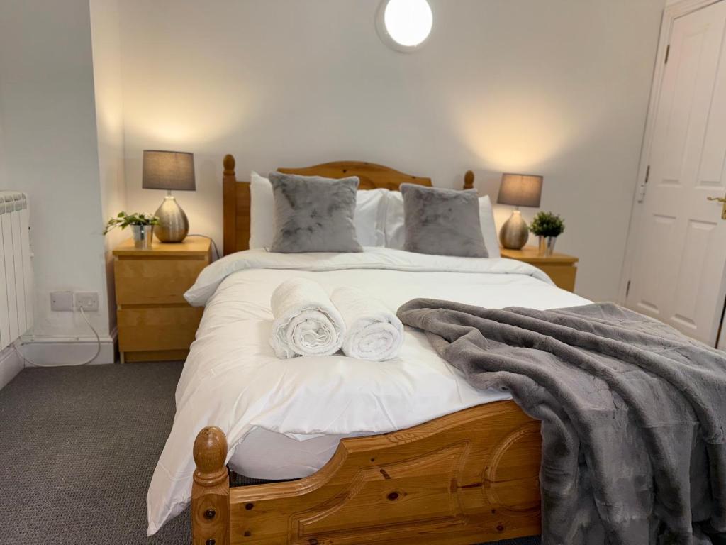 a bedroom with a large bed with towels on it at Luxe city stay in Ipswich