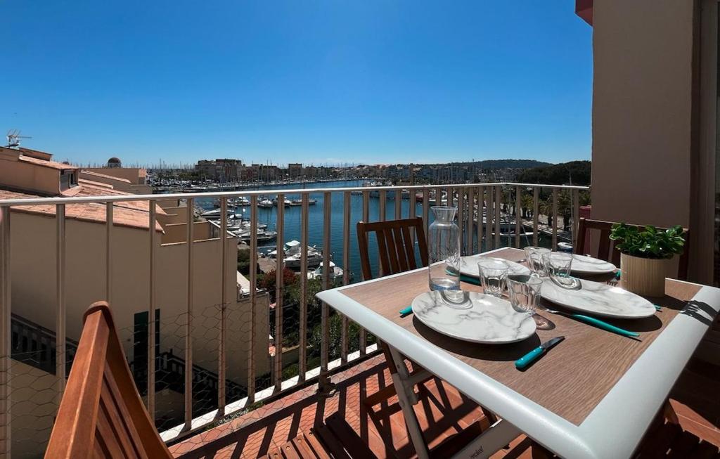 une table sur un balcon avec vue sur un port dans l'établissement Appartement 1 pièce - Gruissan GN140-1033, à Gruissan