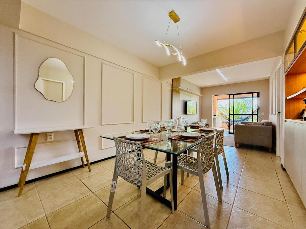 ein Esszimmer mit Glastisch und Stühlen in der Unterkunft Flat Aquaville perto do Beachpark com 3 Suites in Aquiraz