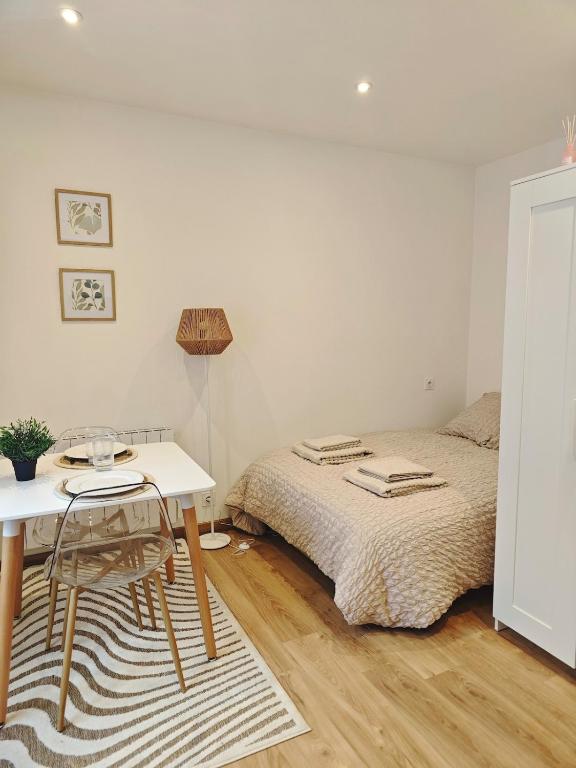 une chambre avec un lit, un bureau et une table dans l'établissement Le cocon de la chouette, à Dijon