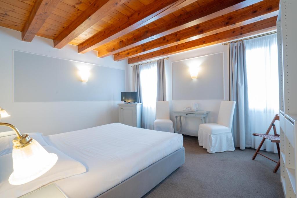 A bed or beds in a room at Alla Corte Rossa