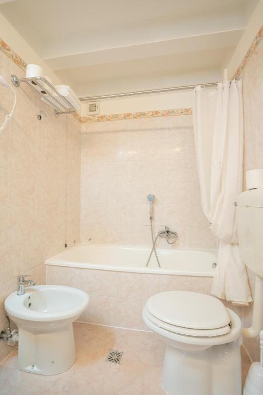 A bathroom at Alla Corte Rossa
