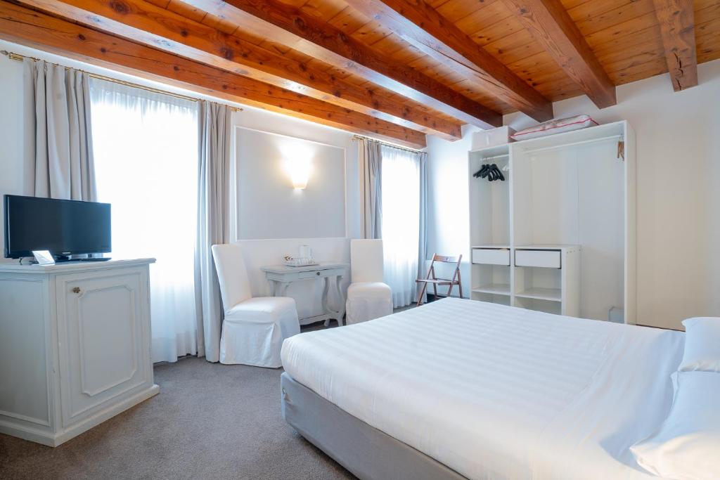 A bed or beds in a room at Alla Corte Rossa