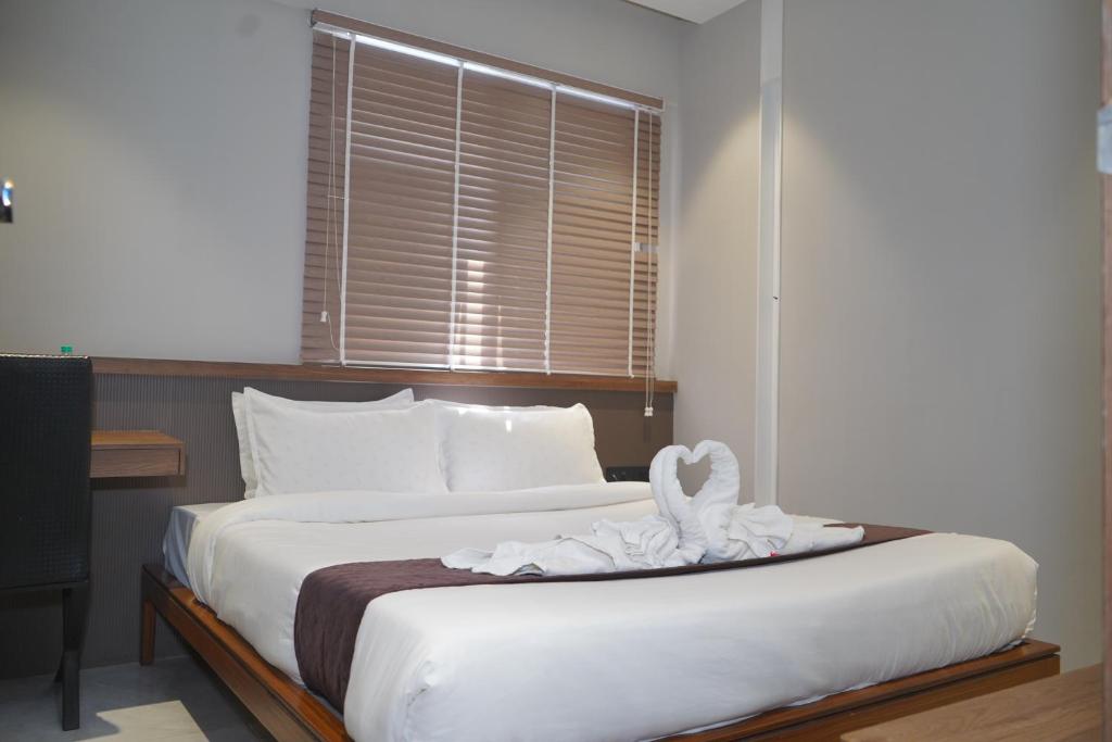 Postel nebo postele na pokoji v ubytování Abssolute Homtel - Rooms & Suites