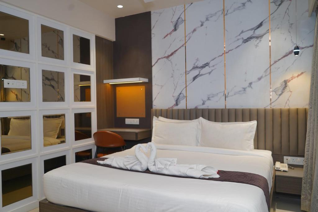 Postel nebo postele na pokoji v ubytování Abssolute Homtel - Rooms & Suites