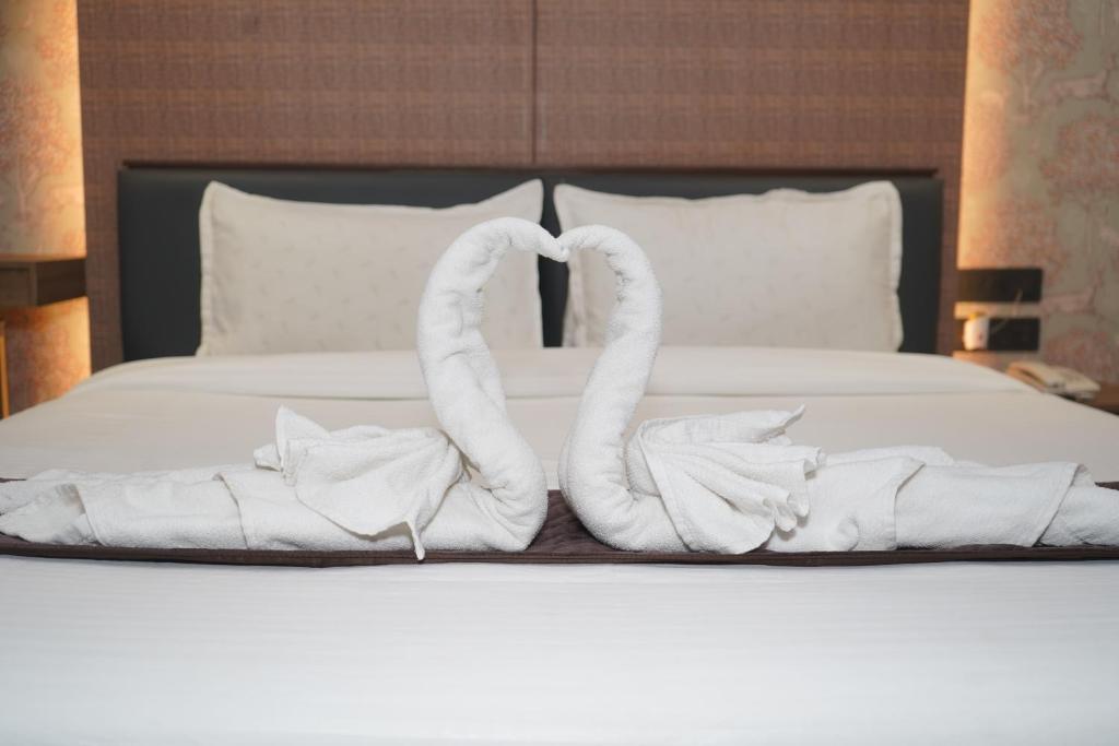 Postel nebo postele na pokoji v ubytování Abssolute Homtel - Rooms & Suites