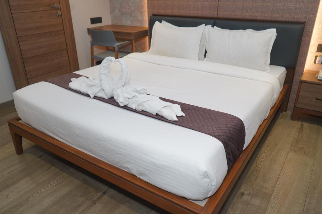 Postel nebo postele na pokoji v ubytování Abssolute Homtel - Rooms & Suites