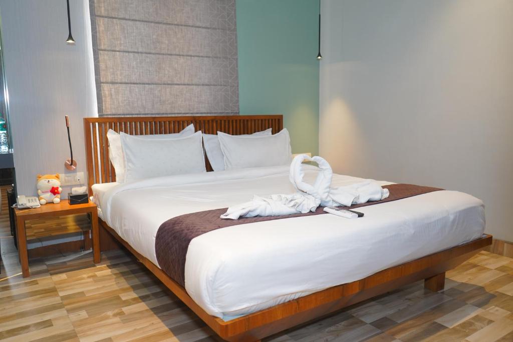 Postel nebo postele na pokoji v ubytování Abssolute Homtel - Rooms & Suites