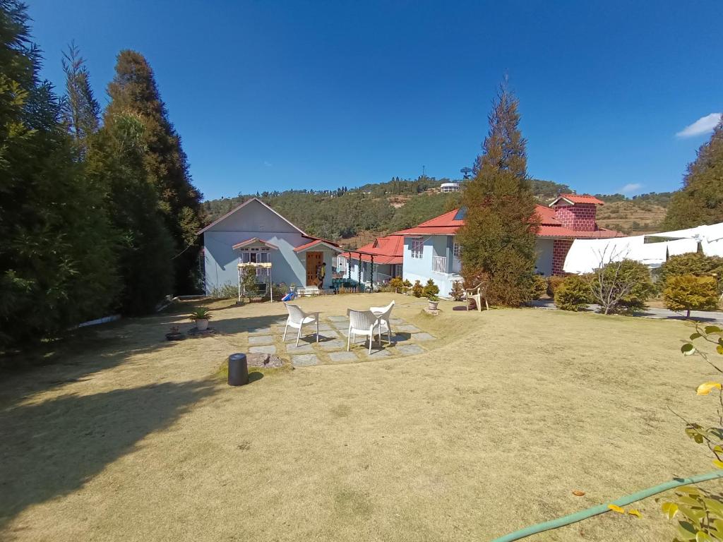 une cour avec deux chaises et une maison dans l'établissement La Nessa Resort, à Jāmb