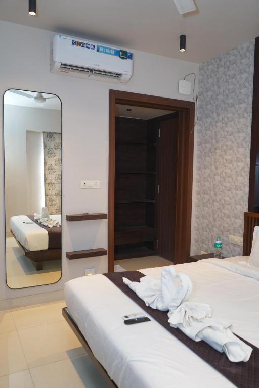 Postel nebo postele na pokoji v ubytování Abssolute Homtel - Rooms & Suites