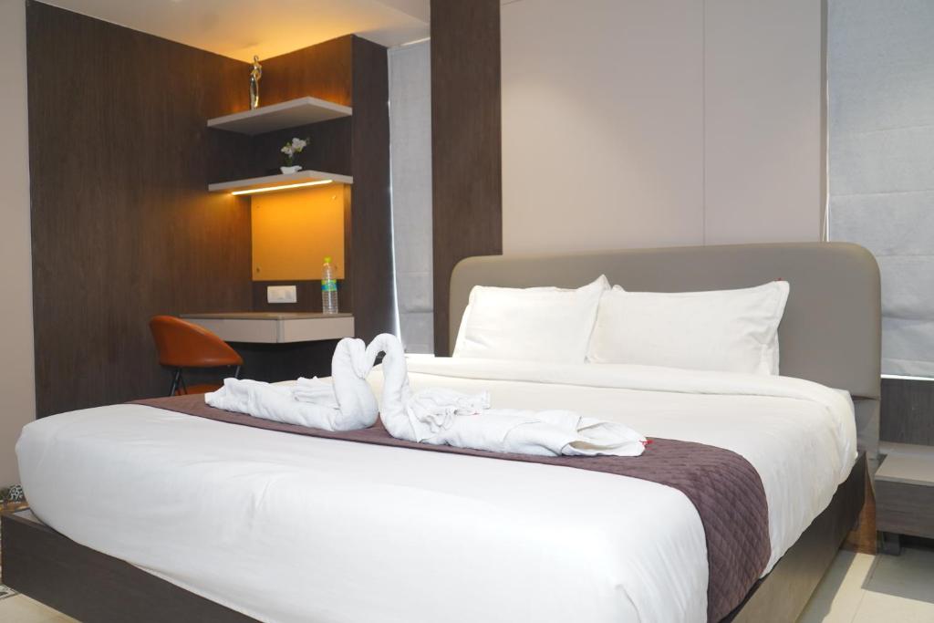 Postel nebo postele na pokoji v ubytování Abssolute Homtel - Rooms & Suites