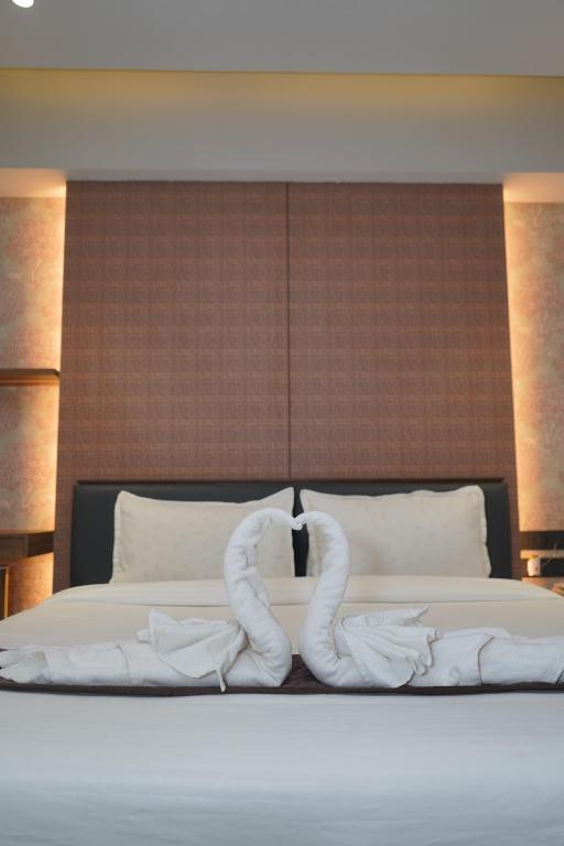 Postel nebo postele na pokoji v ubytování Abssolute Homtel - Rooms & Suites